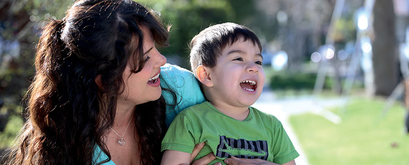 Mamá e hijo sonriendo y riendo