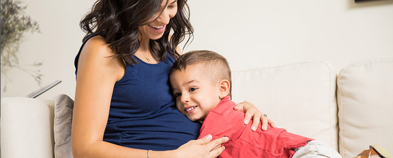 Madre embarazada con niño pequeño